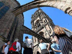 L'édifice est en cure de jouvence : cet été, ce sera sans la visite du clocher de la cathédrale de Rodez !