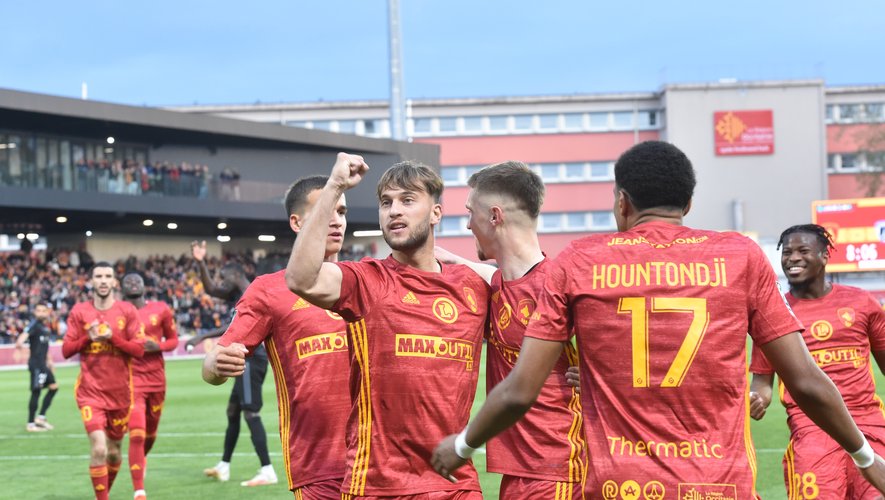 Football : en éliminant le Paris FC aux tirs au but, Rodez continue l ...