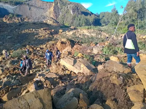 À la recherche de survivants en Papouasie-Nouvelle-Guinée, des centaines de personnes ensevelies après l'effondrement d'une falaise, au moins 100 morts annoncés