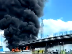 VIDÉO. Des images de chaos : des supporters de Lyon et du Paris SG s'affrontent sur un péage d'autoroutes, deux bus en feu