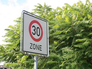 Sécurité routière : la limitation de vitesse à 30 km/h va-t-elle se généraliser dans les villes en France ?