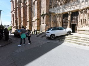 Rodez : une voiture percute les marches au pied de la cathédrale, forte présence policière sur la place Adrien-Rozier