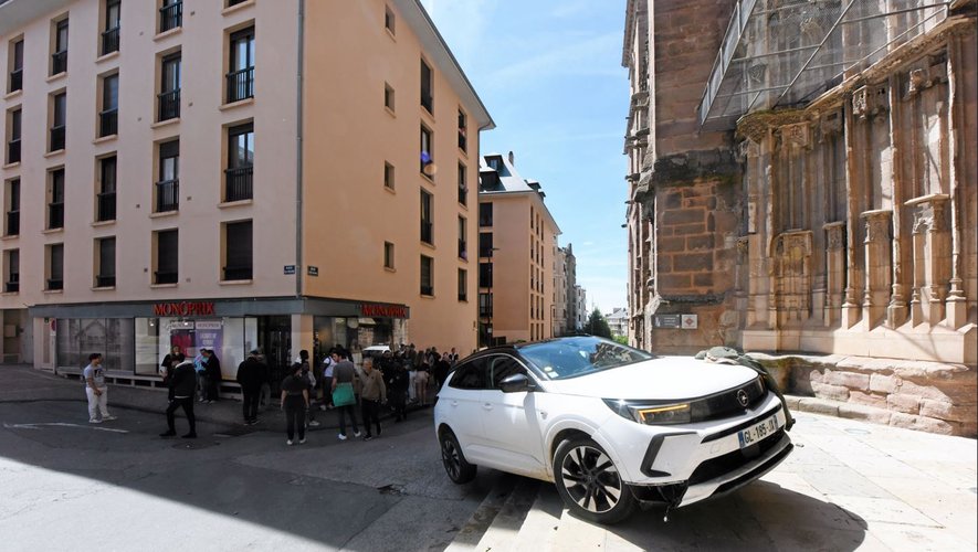 Rodez : une voiture percute les marches au pied de la cathédrale, forte ...