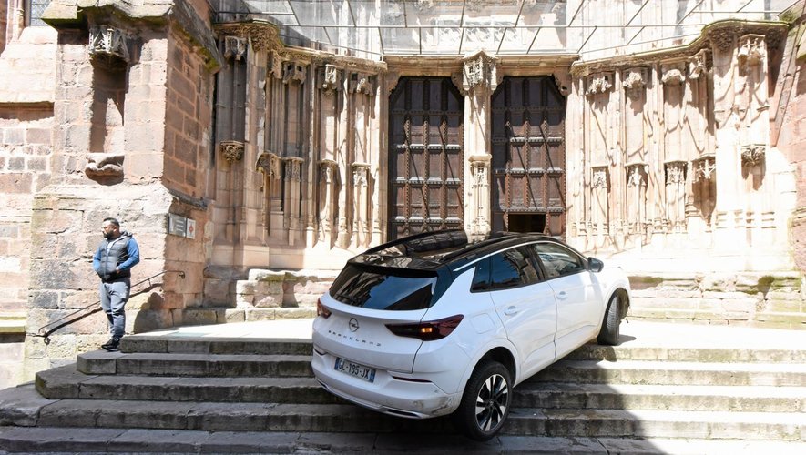 Rodez : une voiture percute les marches au pied de la cathédrale, forte ...