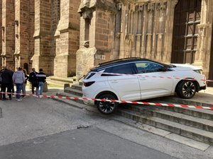 Rodez : le profil inquiétant de l'individu qui a percuté les marches de la cathédrale avec sa voiture