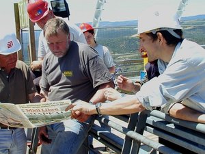 "Un aboutissement pour tous les Millavois et la noria des 300 ouvriers" : il y a vingt ans, les deux parties du tablier du viaduc de Millau se rejoignaient