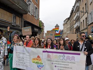 Rodez : 250 militants défilent en centre-ville pour les droits des personnes LGBT lors de la marche des fiertés