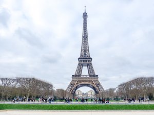 Cinq cercueils déposés mystérieusement au pied de la Tour Eiffel : trois personnes en garde à vue pour 
