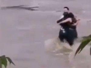 VIDÉO. Trois amis se prennent dans les bras avant d'être emportés par la rivière en crue, cette vidéo déchirante qui bouleverse l'Italie