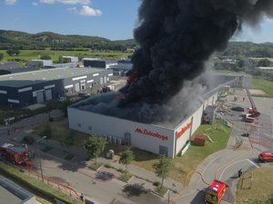 Occitanie : les impressionnantes images aériennes de l'incendie d'un magasin Mr. Bricolage dans le Gard