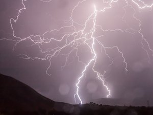 CARTE. Météo : orages et risque de crues ce vendredi, 28 départements dont sept d'Occitanie en vigilance jaune