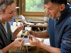 Ces incroyables couteaux en verre de l'Aveyron : la belle complicité artistique de la créatrice verrier et du coutelier