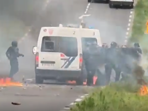 VIDEOS. Autoroute A69 : des blessés après la manif interdite, cocktails molotov, barricades, camion de police incendié