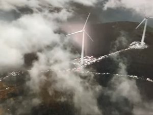 VIDEO. Entre 8 000 et 10 000 festivaliers sous les éoliennes : les images d'une rave-party qui s'installe malgré le risque orageux