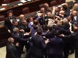 VIDEO. Scène surréaliste en Italie : une bagarre éclate au Parlement entre l'extrême-droite et un élu du M5S