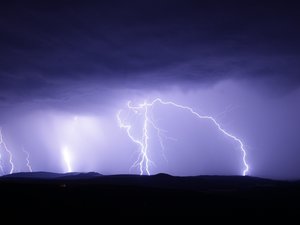 CARTE. Météo : violents orages, pluies intenses et grêles annoncés dans la nuit de lundi à mardi, plusieurs régions de France concernées