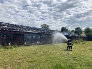 Incendie : vingt sapeurs-pompiers engagés sur un feu de bâtiment agricole de 2 500 m2 entièrement détruit par les flammes à Laguiole