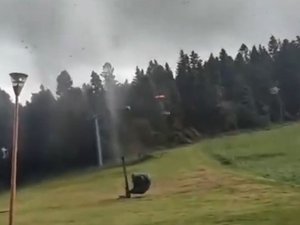 VIDÉO. Une mini-tornade balaye une station de ski dans la Loire : un homme est éjecté d'un télésiège et chute de 8 mètres