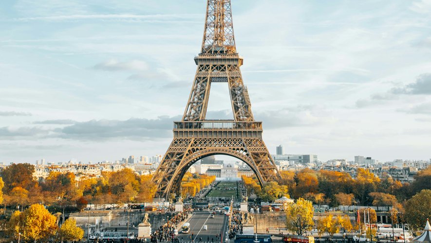 La Tour Eiffel se met en mode Jeux olympiques.