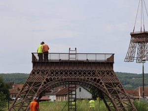 VIDEO. Paris n'est pas la seule à en avoir une : après 5 ans dans un placard, la Tour Eiffel s'installe dans ce village de l'Aveyron