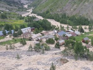 Crues impressionnantes dans les Alpes : communes coupées du monde, pont détruit, hameau évacué par hélicoptères... Le point sur la situation