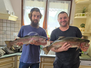 Aveyron : des truites jumelles de plus de 60 cm pesant 6 kilos à elles deux pour les deux potes partis pêcher dans le Lot