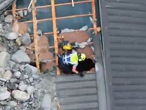 Intempéries en Isère : la vidéo du sauvetage héroïque des occupants d'un chalet, quelques minutes avant que le bâtiment soit emporté par le torrent
