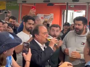 L'image du jour : quand François Hollande, en campagne pour les législatives, descend une pinte de bière cul sec pour l'anniversaire d'un club de rugby
