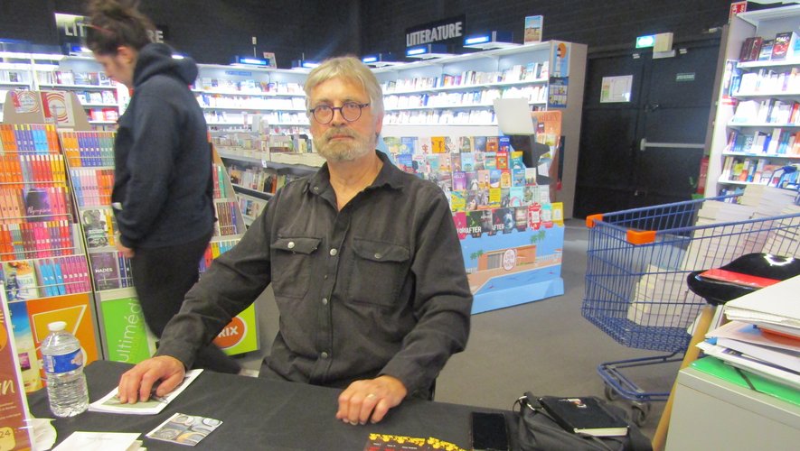 Onet Le Chateau.  Paul Tugan met his readers in the cultural space Onet Le Chateau.  Paul Tugan met his readers in the cultural space