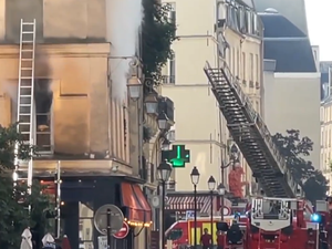 VIDÉOS. Incendie au coeur de Paris : épais nuage de fumée, rues bloquées... un immeuble du quartier du Marais en proie aux flammes