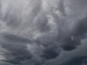 CARTE. Météo : les orages gagnent du terrain sur une grosse façade de l'Hexagone avec de fortes pluies et un risque de grêle, 33 départements placés en vigilance