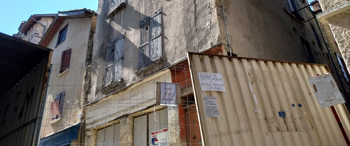 Sa cheminée s’était effondrée : cet immeuble en péril de Villefranche-de-Rouergue va être rasé