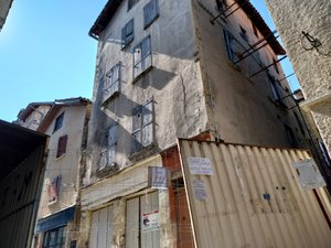 Sa cheminée s'était effondrée : cet immeuble en péril de Villefranche-de-Rouergue va être rasé