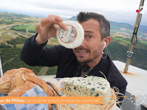 VIDEO. Manger du fromage ou un gâteau à la broche au sommet du viaduc de Millau ? C'est possible, le matin et devant la télé