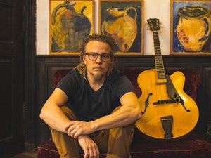 VIDEOS. Aveyron : en attendant l'Olympia en avril 2025, le bassiste de Zoufris Maracas Petteri Parviainen sort un album en solitaire