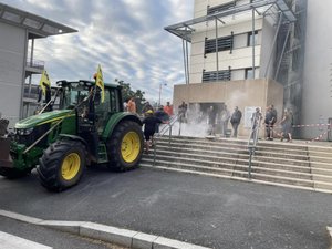 Aveyron : Après avoir cassé les dalles de la DDT lors d'une manifestation, les agriculteurs du Collectif paysans 12 se mobilisent pour réparer