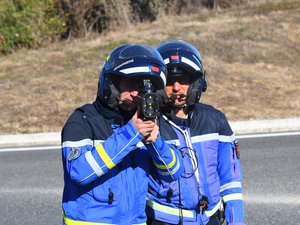 Aveyron : un conducteur intercepté à 218 km/h sur l'A75, les gendarmes appellent à la prudence pour ce début de vacances