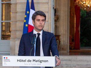 Législatives 2024 : Attal présente sa démission à Macron, qui le maintient à Matignon 