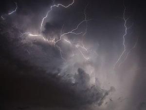 CARTE. Météo : alerte aux orages avec de la grêle et des rafales de vent jusqu'à 100 km/h, huit départements dont l'Aveyron passent à la vigilance orange