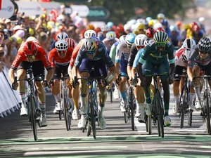 VIDEO. Tour de France 2024, étape 12 : revivez le sprint incroyable de Girmay, vainqueur et abonné au maillot vert