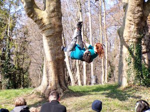 VIDEO. En Aveyron, comment faire du cirque sensible avec un arbre comme partenaire