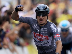 VIDEO. Tour de France 2024, étape 13 : après une grosse chute, Philipsen règle le dernier sprint avant les Pyrénées, revivez le dernier kilomètre