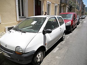 C'est quoi ces voitures ventouses dans le colimateur de la mairie de Millau ?