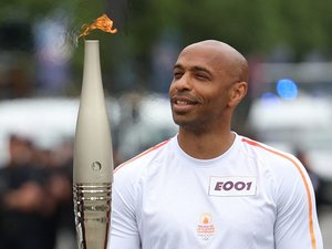 Un feu d'artifice avant un french cancan : la flamme olympique a rejoint Paris