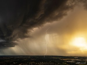 CARTES. Météo : les orages reviennent en force sur la France ce lundi 15 juillet, 84 départements en vigilance dont 16 en orange