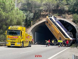 VIDÉO. Spectaculaire accident d'un bus en Espagne : le véhicule se retrouve à 45° devant le tunnel, près de cinquante blessés à déplorer