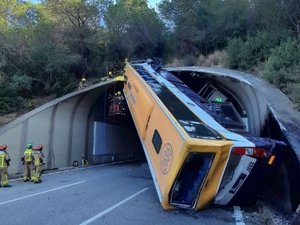 VIDEO. Spectaculaire accident d'un bus en Espagne : le chauffeur déclare s'être endormi, une cinquantaine de blessés dont 22 graves