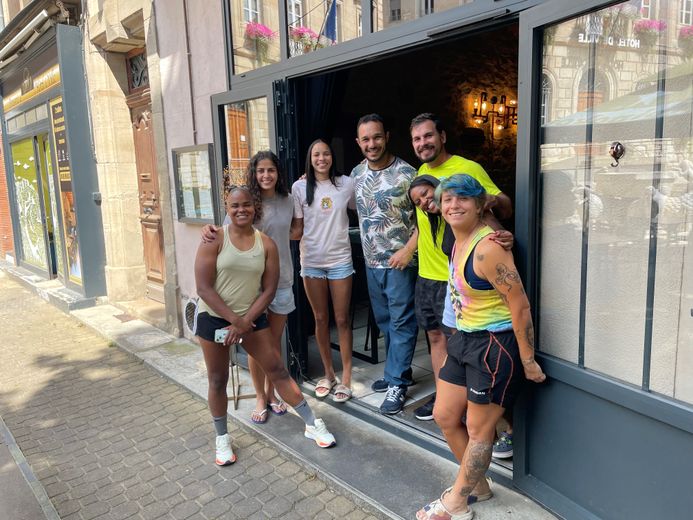 Jogadores como a capitã Luisa Campos (extrema direita) e o adjunto João Luís da Ros (amarelo) com o antigo internacional de rugby e internacional de Saint Africa Sebastien Abdelkader (centro), que escolhe as refeições da equipa.