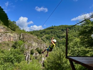 Votre été en Aveyron : à 80 mètres au-dessus du vide, cette tyrolienne veut retrouver toutes ses sensations, et en donner