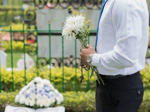 Décès : de combien de jours les délais d'inhumation et de crémation sont-ils allongés ?